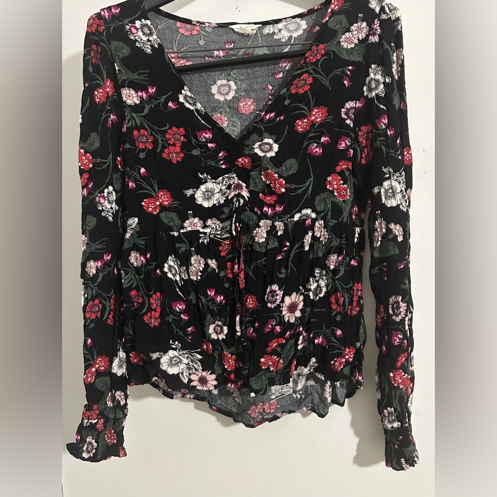 Aeropostale Woman’s XS Rayon floral blouse 
Pre-owned